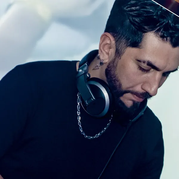 DJ en cabina durante un evento