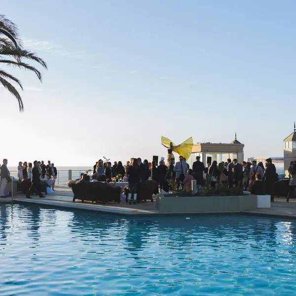 Fiesta junto a la piscina